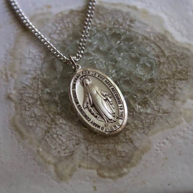 Why are there stars around the back of the Miraculous Medal?