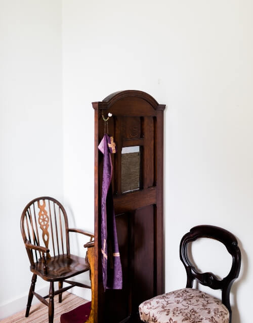 Which priest spent up to 16 hours a day in the confessional?