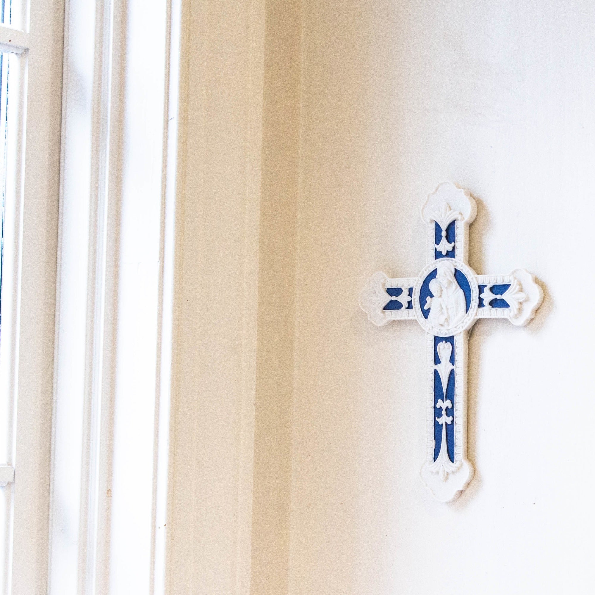 Della Robbia Madonna & Child 9" Cross