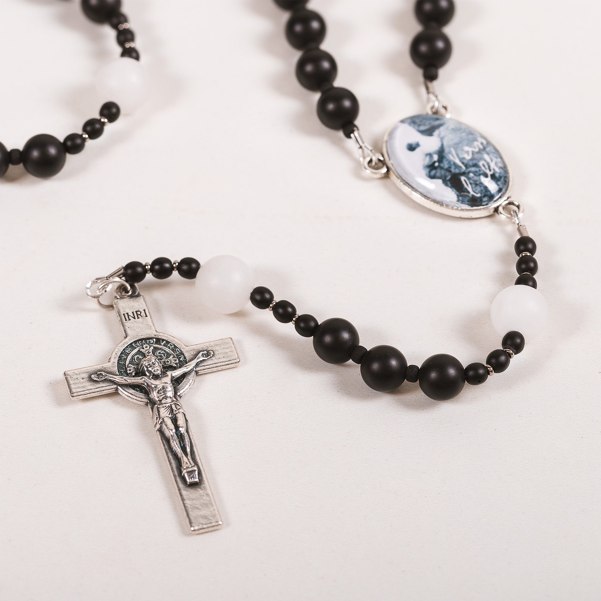 ラスト❁⃘*.゜ブラックシェルとクリスタルトリプレットローゼンジピアスチャーム St. Pier Giorgio Frassati Matte Black Onyx & White Jade Rosary