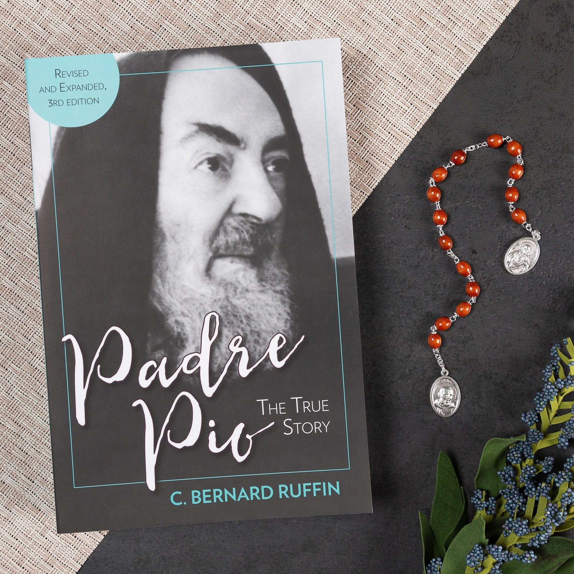 Padre Pio - The True Story & Padre Pio's Sacred Heart Novena Chaplet (Gift Set)