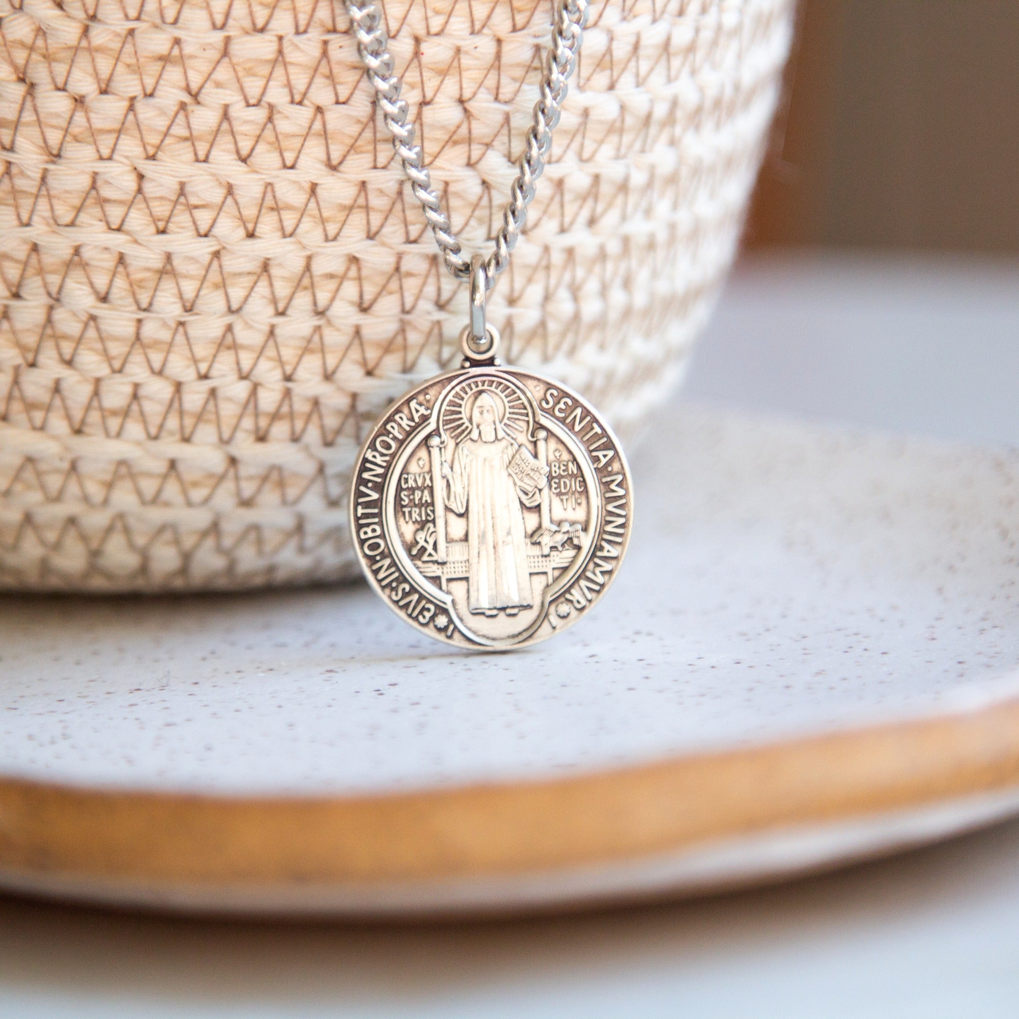 Een decreet en een medaille van Sint-Helena, verstrekt aan Guillaume Een decreet en een medaille van Sint-Helena, verstrekt aan Guillaume