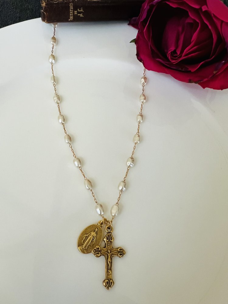 健康アクセサリー MiRaKuRu PLUS Gold & Freshwater Pearl Miraculous Mary & Crucifix Necklace