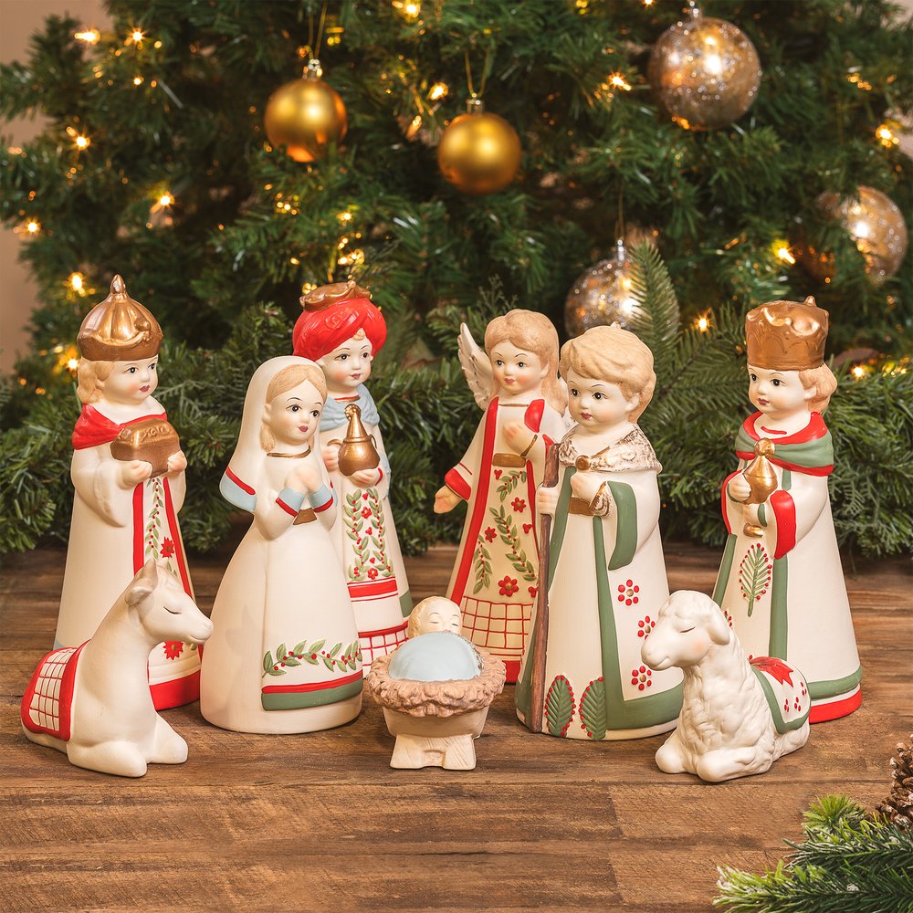 Holly Leaf Painted Nativity - 9 Pieces