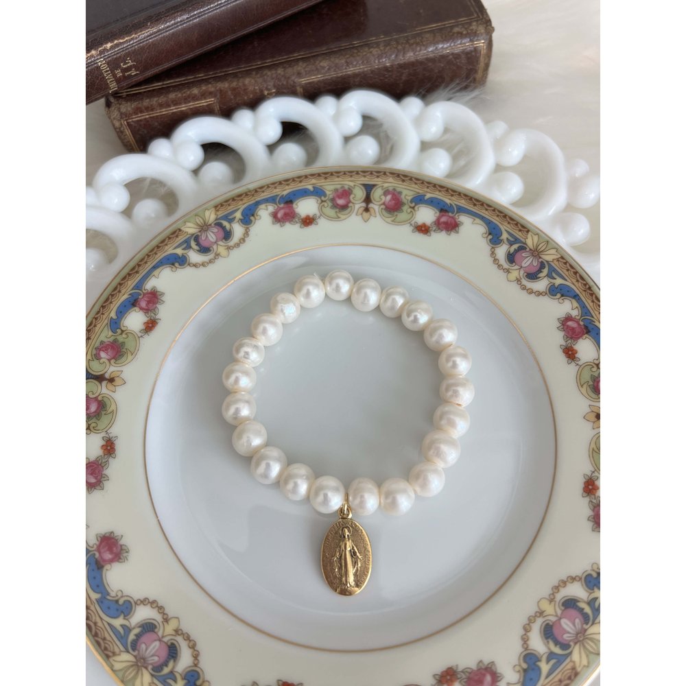 Freshwater Pearl & Gold Miraculous Medal Stretch Bracelet