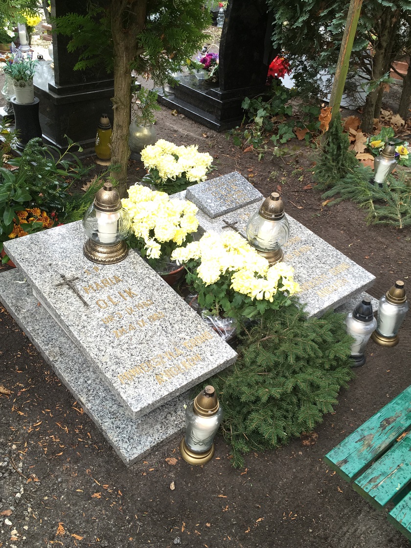 The gravesites of two of Thomas's cousins in Wroclaw, who died as infants
