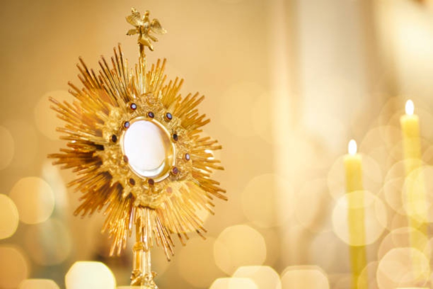 The Monstrance Surrounded in Light - Photo Credit teachingcatholickids.comth.com